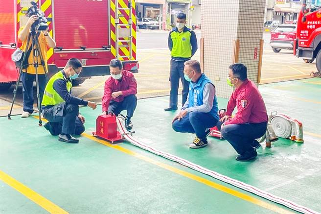 县议员陈凯荣（右二）补助购置「电动式水带卷收机」，可减少警义消人员弯腰卷收水带的时间及体力。（新竹县消防局提供／罗浚滨新竹传真）