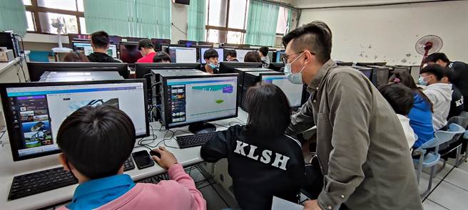 自主学习指导老师的最高指导原则「引导、陪伴，但不主导」。（教育部提供／林志成台北传真）