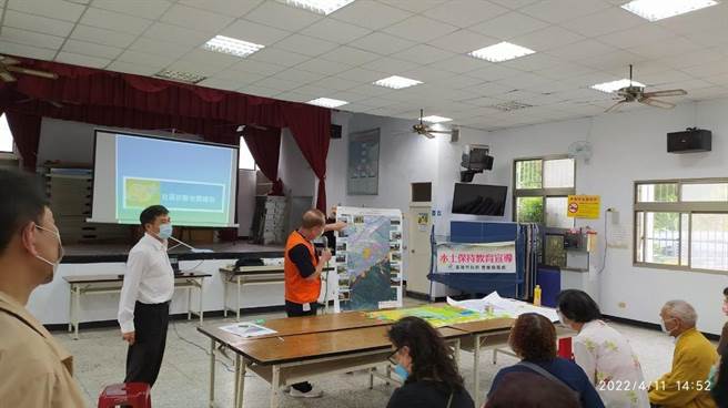 4月11日下午七堵区长兴里举办「自主防灾宣导与环境踏查」，希望能加强当地民眾土石流等相关灾难应变意识。（基隆市消防局提供／陈敬哲基隆传真）