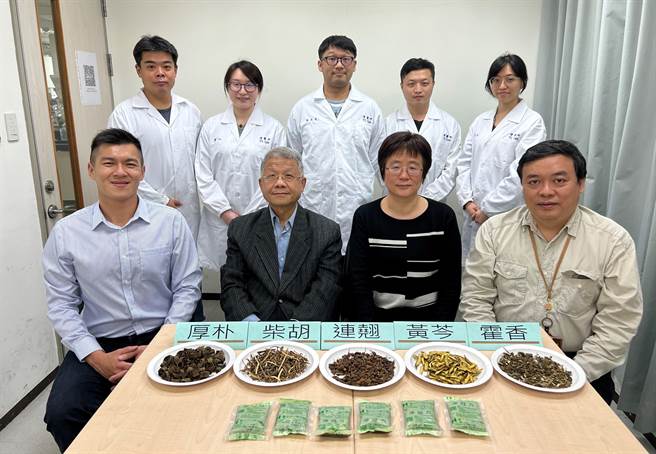阳明交大传统医学研究所团队携手北市联医，以连翘、黄芩、柴胡、厚朴、藿香5款中药草药组成的药方「净冠方」，可有效防御新冠病毒感染。(阳明交大提供／李侑珊台北传真)