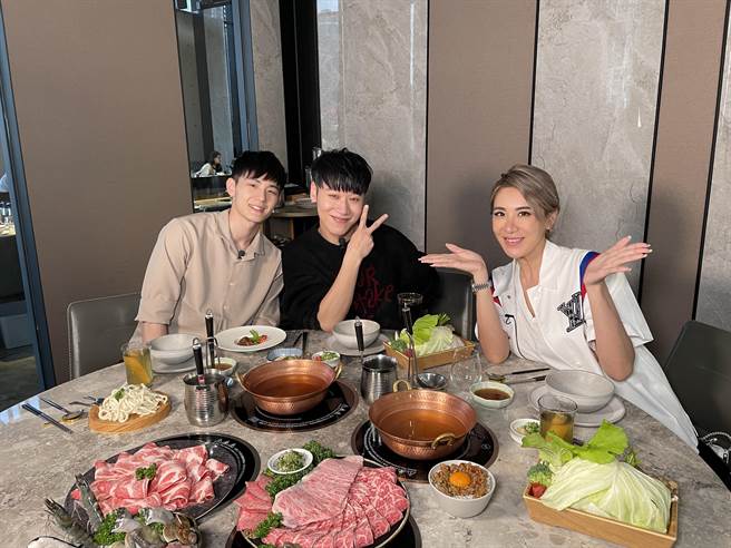 《食尚》祭出游泳隊小鮮肉，令小禎眼睛發亮嗨摸腹肌。（TVBS提供）