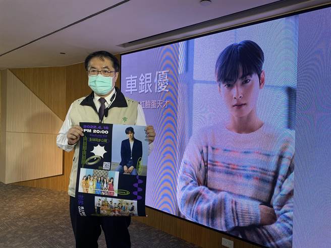 黄伟哲开箱演唱会阵容，不少「车太太」已经迫不及待演唱会到来。（曹婷婷摄）