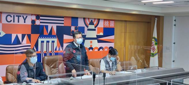 桃园市长郑文灿说明疫情，指桃园新增53人确诊。（赖佑维摄）