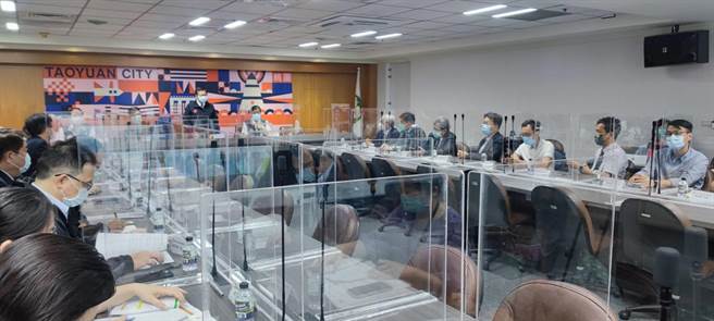 為讓校園更安全，桃園市長鄭文燦12日說明疫情時表示，已經向衛福部提出學校類普篩計畫。（賴佑維攝）