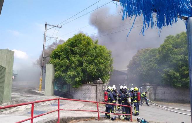 丰原区国丰路三段一家铁皮工厂，于今天中午突然发生火警，台中市消防局动员抢救，起火原因由火调人员调查中。（台中市消防局提供）
