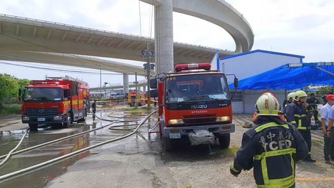 丰原区国丰路三段一家铁皮工厂，于今天中午突然发生火警，台中市消防局动员抢救，起火原因由火调人员调查中。（台中市消防局提供）
