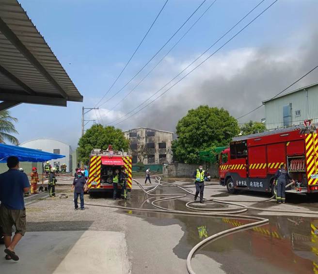 丰原区国丰路三段一家铁皮工厂，于今天中午突然发生火警，台中市消防局动员抢救，起火原因由火调人员调查中。（台中市消防局提供）
