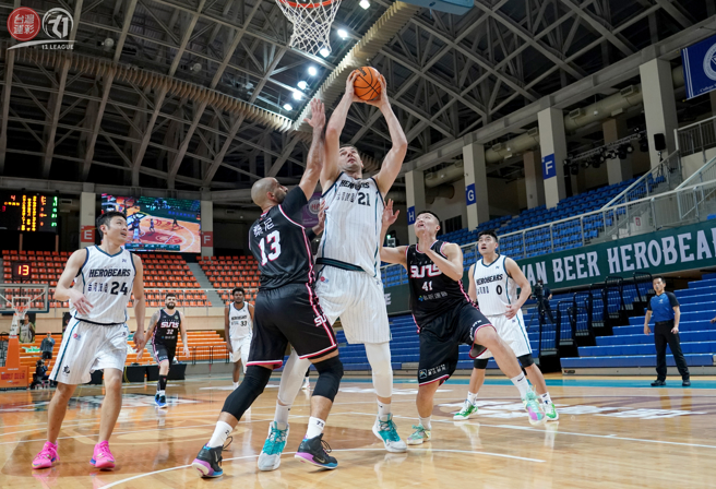 英熊230公分巨人德古拉不只體型巨大，連食量也很驚人。(台灣運彩xT1聯盟提供)