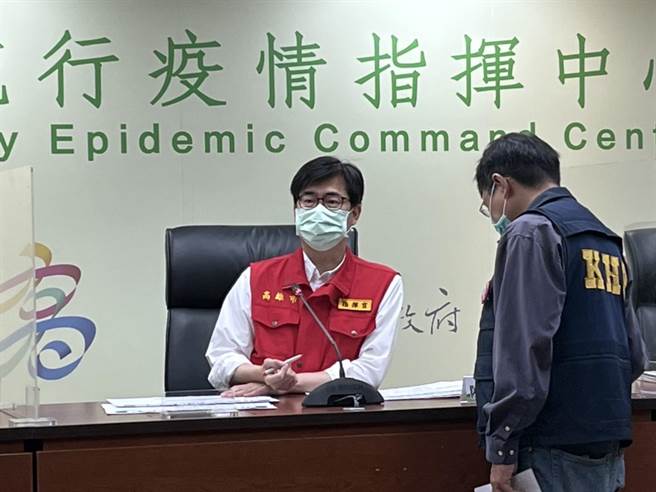 高雄市「特殊娱乐场所」传播链才有收敛之势，市长陈其迈强调，12日又暴增61例确诊个案，「南北移动」是目前最大的风险。（袁庭尧摄）