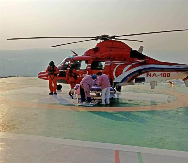 臺中市童综合医院2名护理师随同空中勤务总队直升机，在当天拂晓时分出发跨海救人。（金门县卫生局提供）