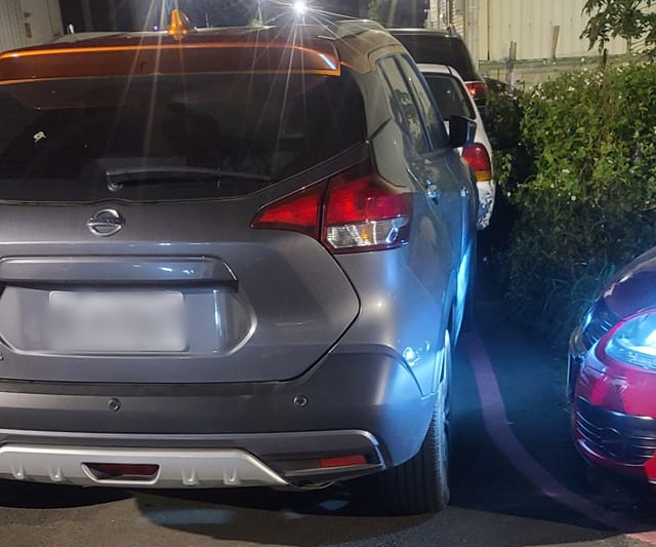 一名网友上网抱怨邻居乱停车卡死他的车，却反被网友点出2车都违规停红线。（翻摄自脸书社团《爆怨2公社》）