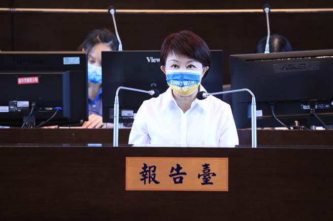 台中市长卢秀燕今天在议会进行施政总报告，她强调，各项重大建设都在进行中，台中正在蜕变。(林欣仪摄)