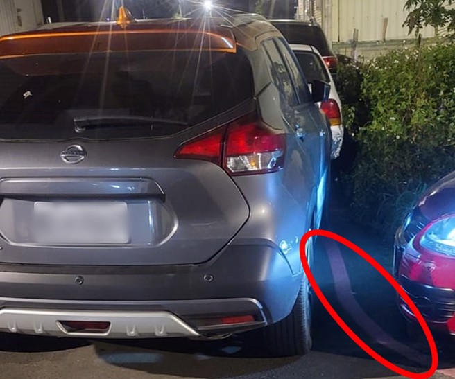 眼尖网友发现该处路段为红线，禁止停车。（翻摄自脸书社团《爆怨2公社》）