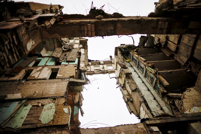 英國國防部12日釋出的最新情資警告，隨著俄軍重新集中火力，烏東的戰鬥將在接下來2至3周加劇。圖為尼古拉耶夫一棟政府建築被砲擊後的慘況。（圖／路透社）