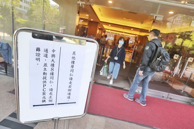 立委廖国栋确诊入住台大医院医学中心，遭网友质疑有特权。图为立法院中兴大楼6日规定同楼层的立委与助理等都要出示快筛或PCR阴性证明才能进入。（杜宜谙摄）