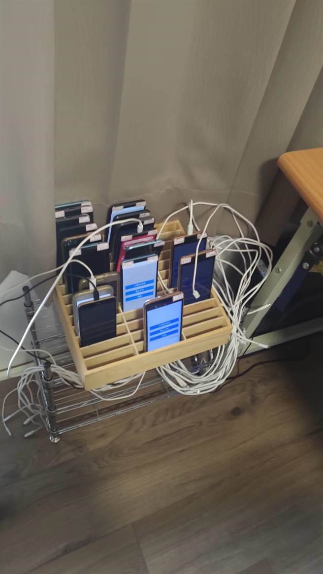 多部手机边充电边运作转钱。（翻摄照片／高雄洪靖宜传真）