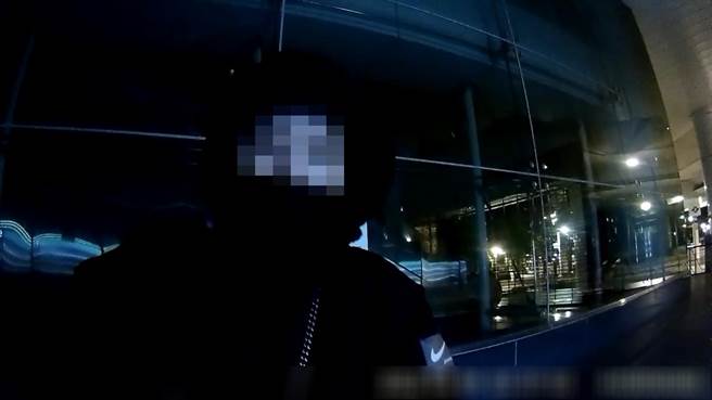 員警耐心安撫婦人情緒，及時阻止憾事發生。(翻攝照片／林郁平台北傳真）