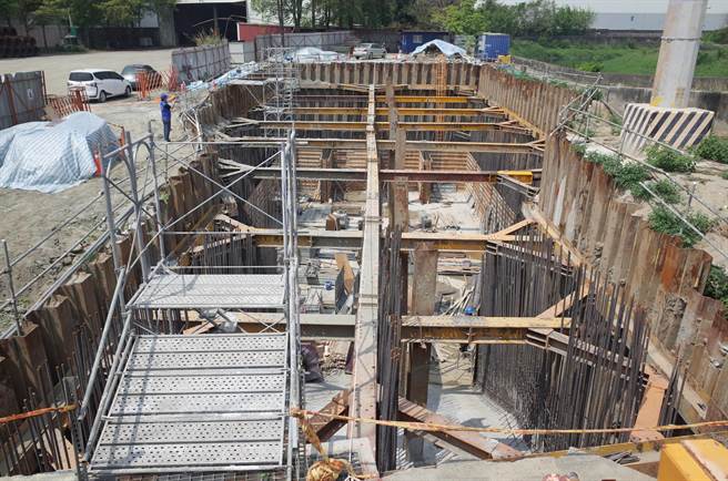 正在兴建中的盐埔桥抽水站，预计今年底可以完工，将针对高雄市桥头区德松、东林及西林里加强抽排水。（邱志伟服务处提供／林瑞益高雄传真）