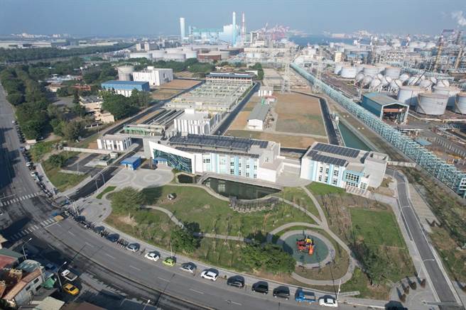 高雄市水利局配合中央政策推动水资源永续利用，图为临海水资源中心俯视图。（高雄市水利局提供／林瑞益高雄传真）