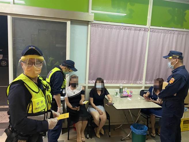 屏县针对娱乐场所加强稽核相关防疫规定，盼能尽速阻断传播链。(警方提供)