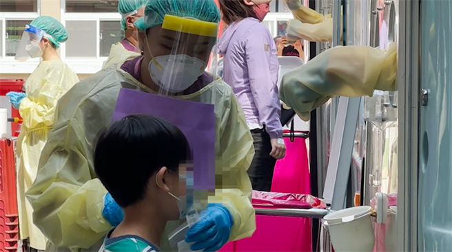 台中東勢區新增共9例群聚感染案例，市長盧秀燕火速下令開設一個前進指揮所，兩個篩檢點。（台中市政府提供）