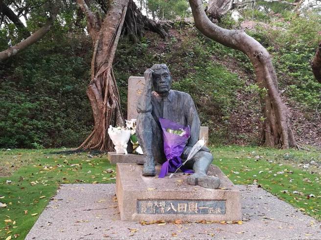 台灣人民共產黨黨主席林德旺等3人，替八田與一銅像戴五星旗口罩並嗆「日本人滾回去」，法官批政府「認知作戰」讓異見消失裁定免罰。圖為八田與一銅像。（本報資料照片）