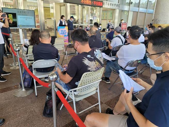 今天拍賣會吸引許多民眾競標。（李京昇攝）