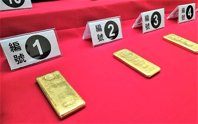 拍賣的物件有金塊、金條與名表等物品。（李京昇攝）