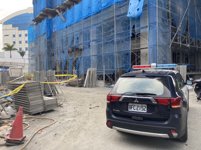 三重大楼工地意外，工人搭鹰架20楼坠落臟器外露身亡。（民眾提供）