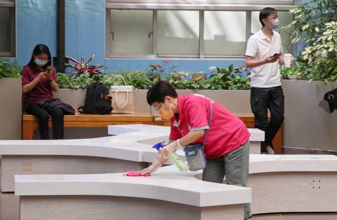 急诊医师谢宗学指出，台湾若放弃疫调和隔离政策，单日破万例就有可能出现。图为清洁消毒照。（图／记者赵双杰摄影）