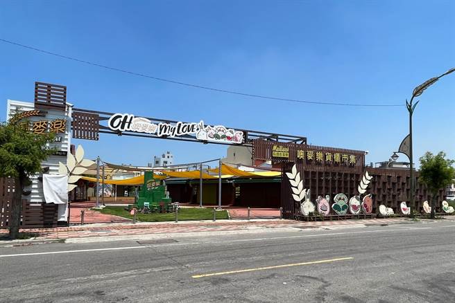 云林县麦寮乡货柜市集斥资近2000万元兴建，却因经营不善成为蚊子馆。（张朝欣摄）