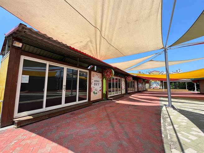 云林县麦寮乡货柜市集斥资近2000万元兴建，却因经营不善成为蚊子馆。（张朝欣摄）