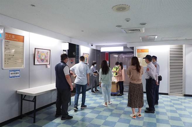 個案工作的市政大樓10樓進行清消、員工快篩。（北市府提供）