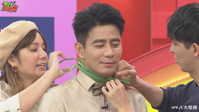 郭彥均被大家起鬨綁蔥治療感冒。（八大提供）