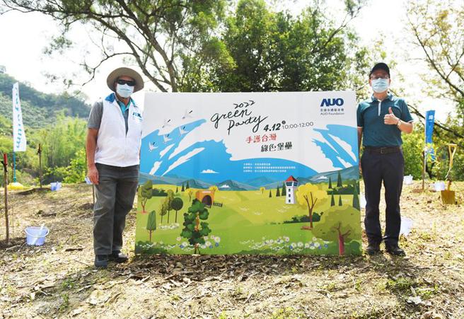 （友达暨友达永续基金会董事长彭双浪（左）与林务局嘉义林区管理处处长张岱（右） 进行认养仪式，承诺继续以行动手护台湾绿色堡垒。图：友达提供）