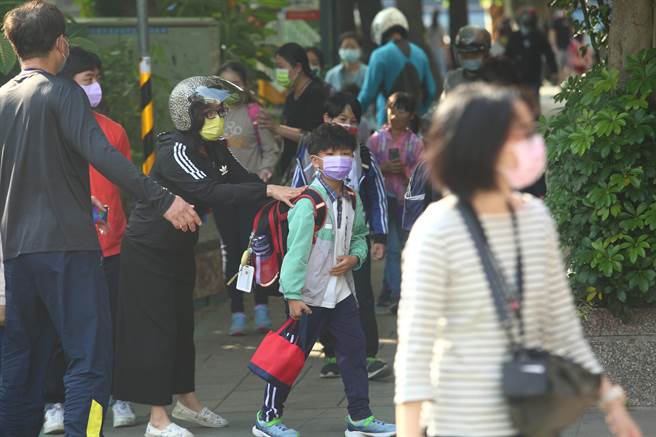 12歲以下的小朋友沒打疫苗，不確定染疫後的後遺症，國小和幼兒園應該要另外規定，否則是拿小朋友的生命在開玩笑。（示意圖／張鎧乙攝）