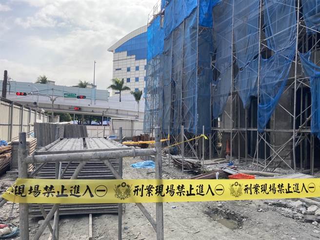 鹰架工人疑从20层楼高处坠落，当场死亡。（民眾提供）