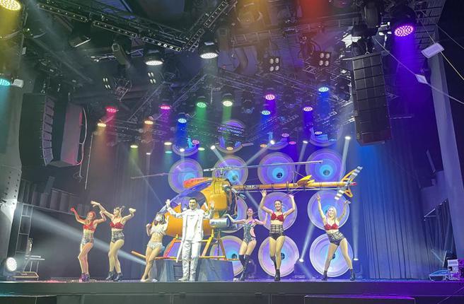 （垦丁福华饭店推出母亲节住房限时特惠，入住即送「High浪魔幻秀」入场券两张。图／垦丁福华饭店提供）