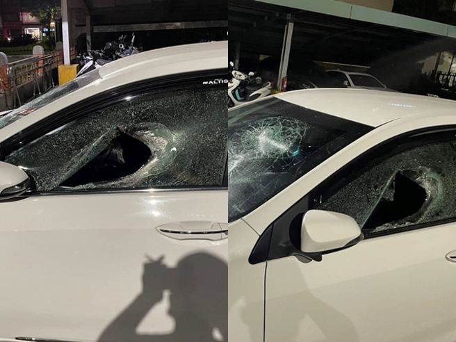 男子認定是鄰車未停好車導致，要求對方賠償遭拒，竟先朝對方轎車丟檳榔渣並找友人準備砸車，男子事後甚至直接在警局門口砸轎車。（翻攝自臉書「爆料公社（官方粉絲專屬）」）