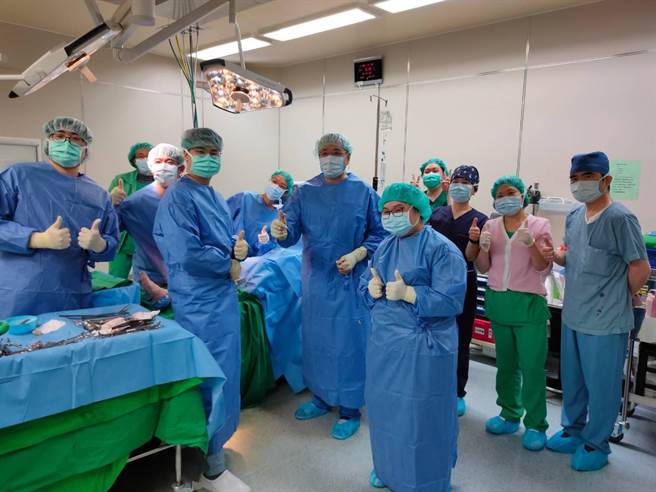 陳威明（中）今天遠赴玉里親自執刀，示範「微創人工膝關節置換手術」。（北榮提供）