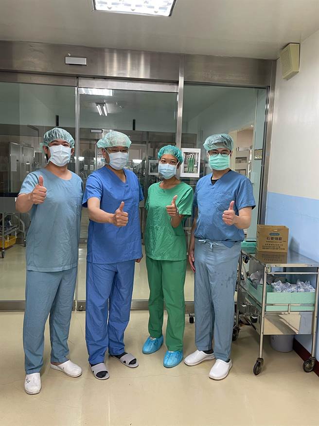 陳威明院長（左２）與玉里分院醫療團隊合影。（北榮提供）