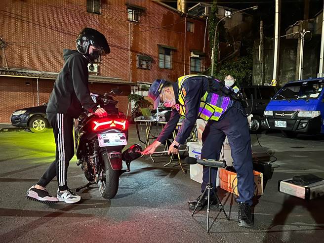 基隆市警察局為解決噪音車擾民問題，派員考取機動車輛噪音檢查人員資格，組成「噪音改善小組」。（基隆市警局提供／陳彩玲基隆傳真）