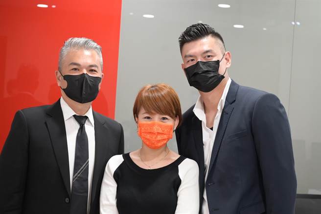右起橘焱胡同國際吳念忠董事長、陳雅芬副總經理、洪明賢總經理。（業者提供）