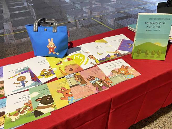 嘉義大學幼兒教育學系葉郁菁教授執行教育部計畫研編3套共30本新住民母語教材繪本。（嘉大提供／廖素慧嘉市傳真）