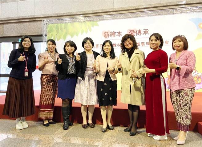 嘉大幼兒教育學系葉郁菁教授（左四）與新住民語老師推動新住民母語。（嘉大提供／廖素慧嘉市傳真）