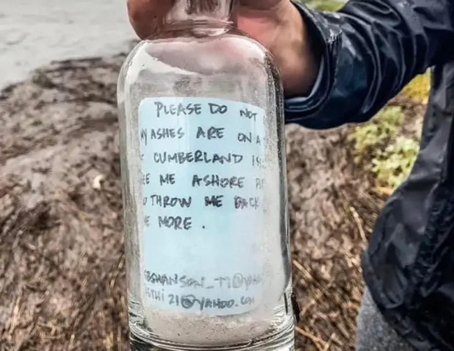 生前无法环游世界，一名有心人士在死后靠着「骨灰酒瓶」完成了奇幻的海上漂流旅程。（图／翻摄自微博）