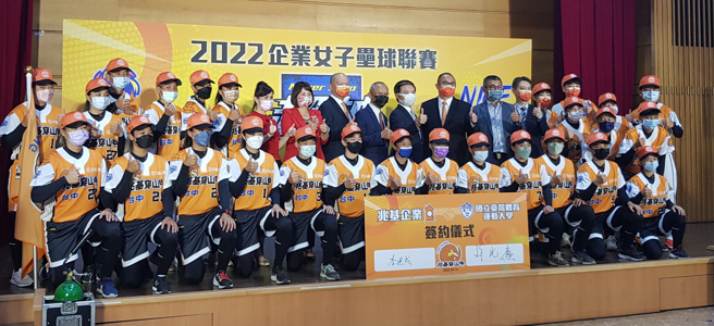 台中兆基穿山甲挑戰2022企業女子壘球聯賽。（陳筱琳攝）