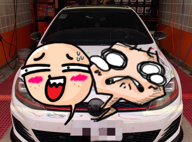 1名网友日前分享他的白色休旅车引擎盖上出现整片孩子的涂鸦，色彩缤纷的线条充斥在车身，他PO文无奈喊「连假结束，好爸爸下线啰」。（翻摄自脸书「爆废公社公开版」）