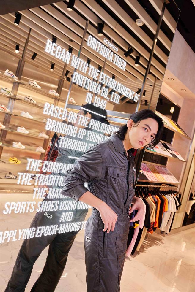林宥嘉一身銀灰色勁裝替品牌站台，Onitsuka Tiger布勞森外套8600元、長褲6900元。（Onitsuka Tiger提供）