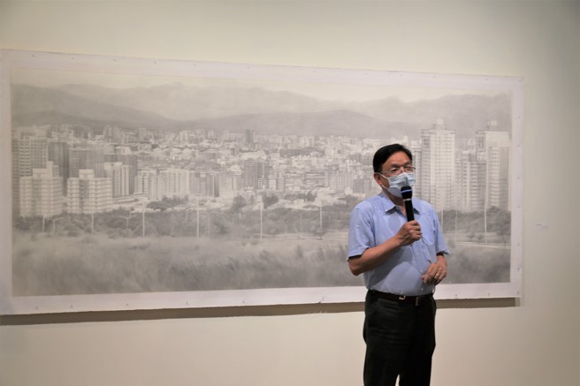 林文海表示用2B铅笔绘画，是希望用简单元素，化繁为简，认识台湾岛屿土地的一切。(照片由东海大学提供)